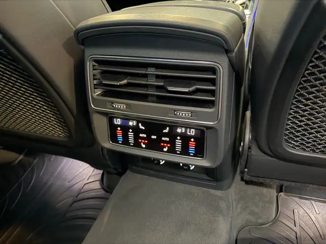 Audi Q8 view 10