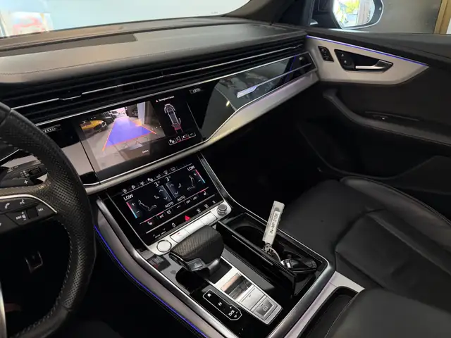Audi Q8 view 5