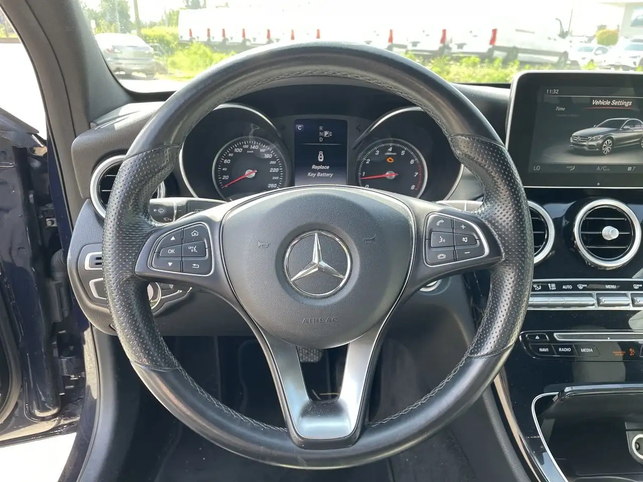 Mercedes-Benz C-Class снимка Mercedes-Benz C-Class