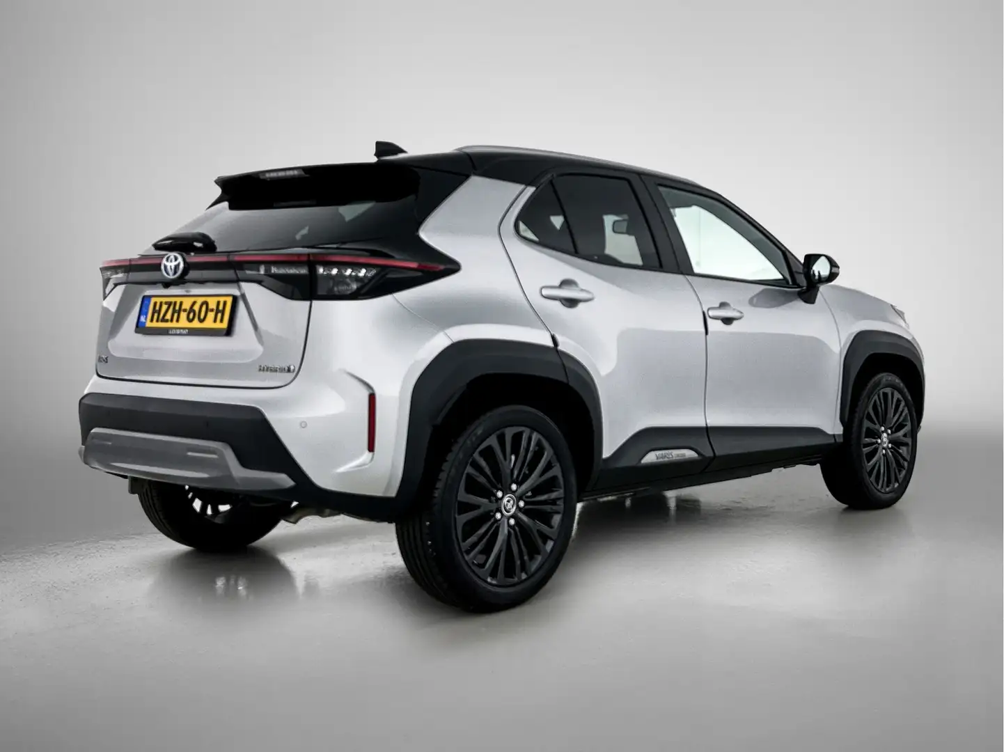 Toyota Yaris Cross 1.5 Hybrid Adventure | Navigatie | PDC V+A | Grau - 2