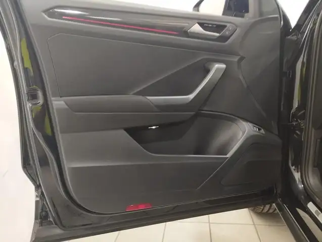 Volkswagen T-Roc view 11