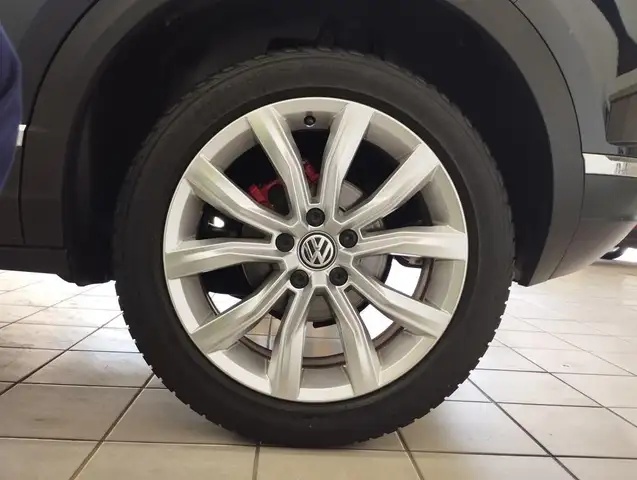 Volkswagen T-Roc view 8
