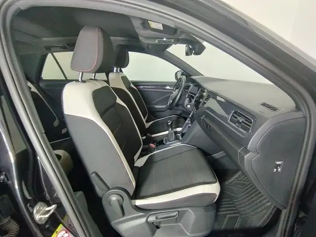 Volkswagen T-Roc view 5