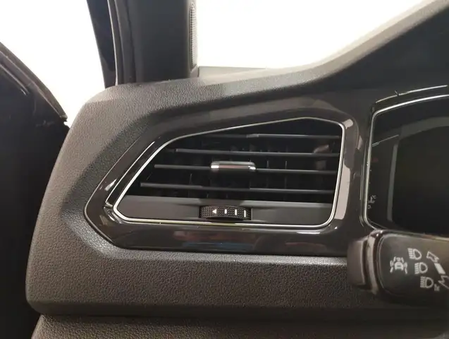 Volkswagen T-Roc view 12