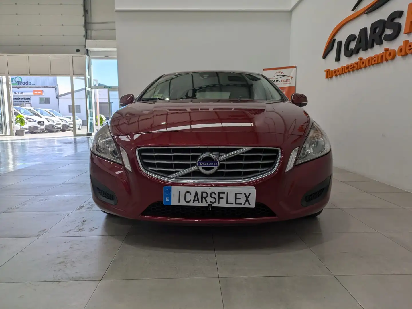Volvo V60 D3 R-Design Burdeos - 2