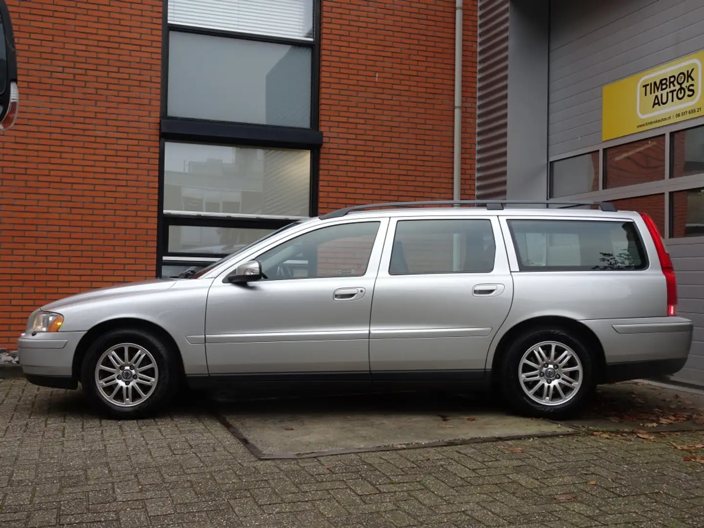 Volvo V70 2.4 170pk Automaat , perfect onderhouden! Gris - 2