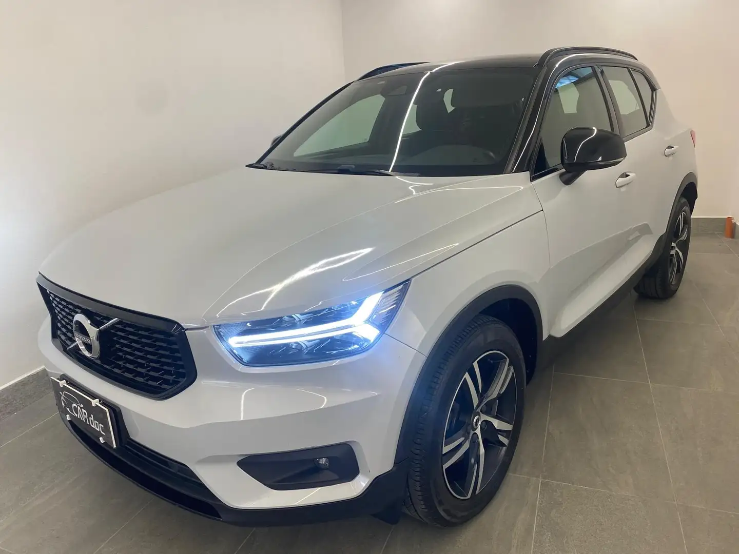 Volvo XC40 B4 AWD automatico R-Design Bianco - 1