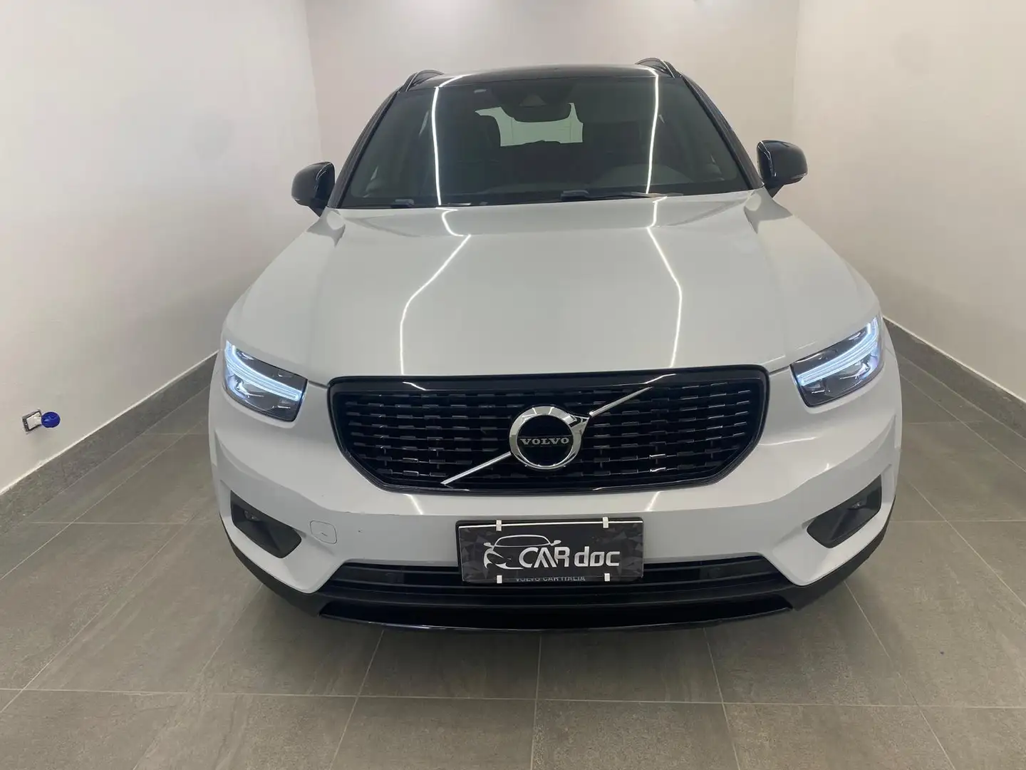 Volvo XC40 B4 AWD automatico R-Design Bianco - 2