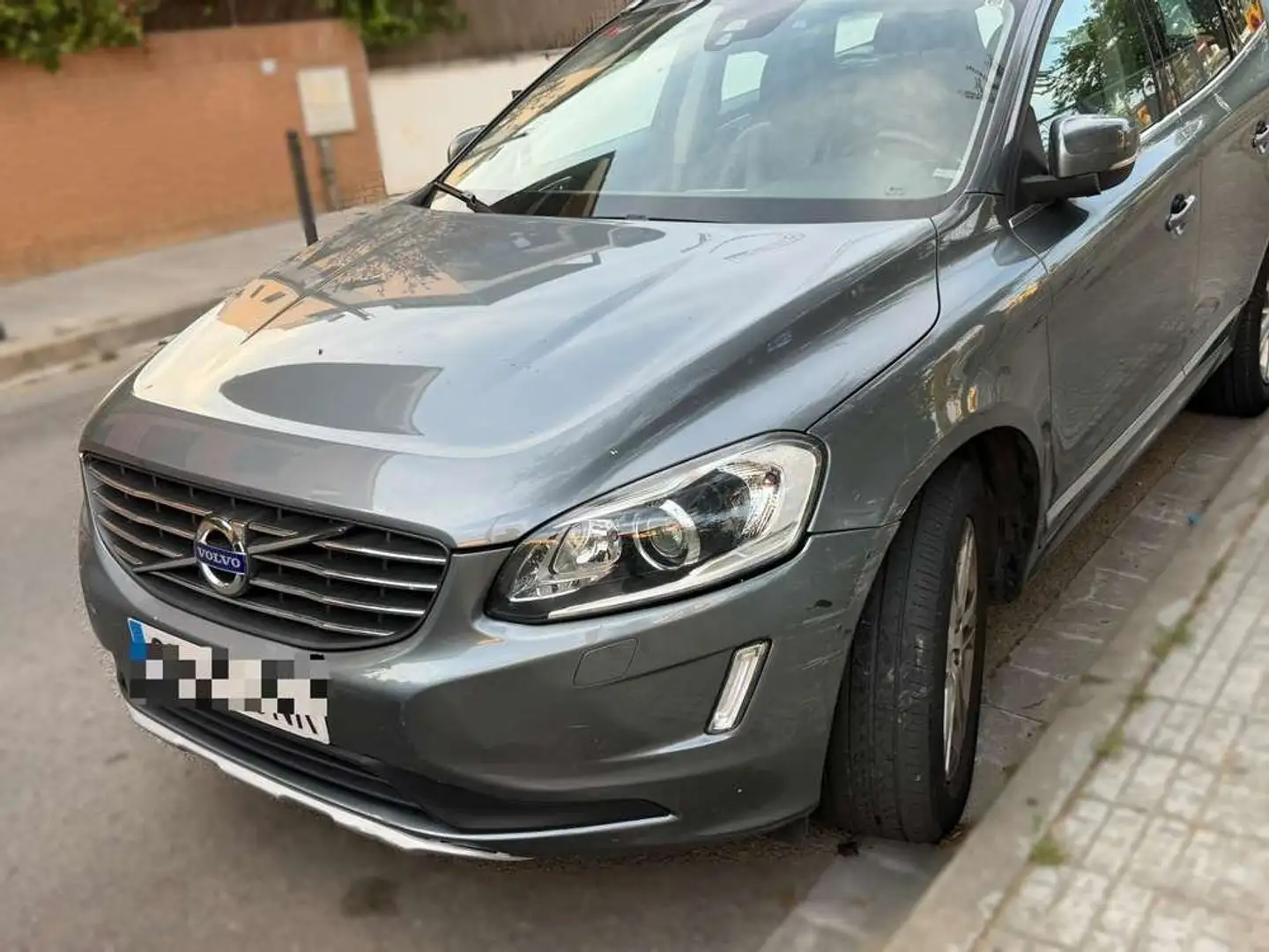 Volvo XC60 D4 Momentum Aut. Gris - 1