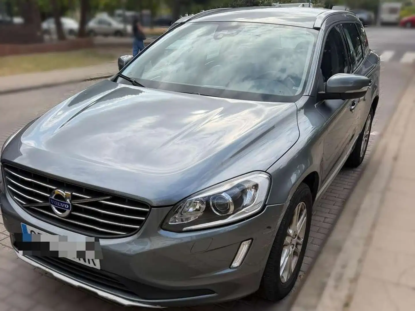 Volvo XC60 D4 Momentum Aut. Gris - 2
