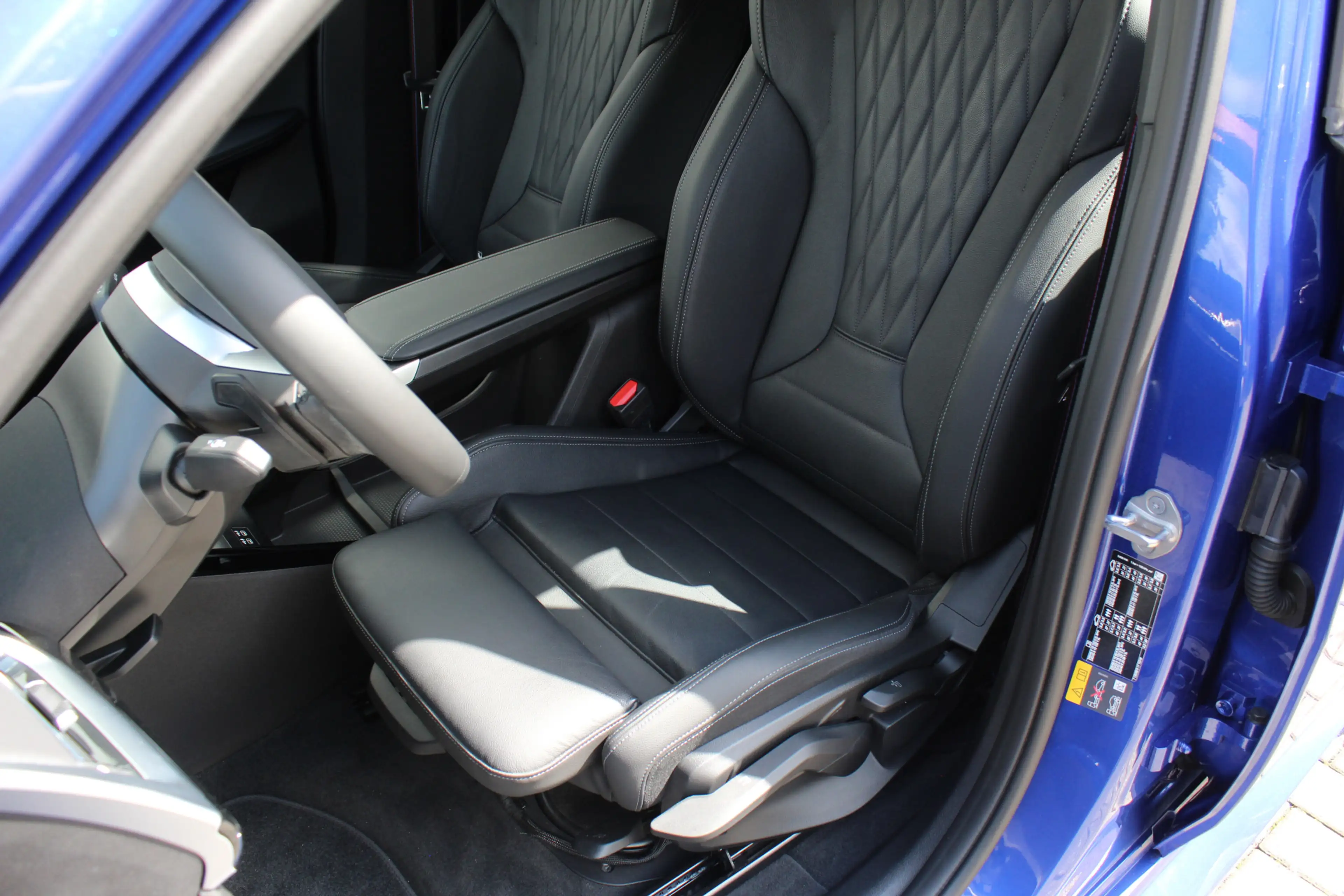 BMW iX2 eDrive20 M Sport / Panoramadak / Trekhaak / Sports — photo 11