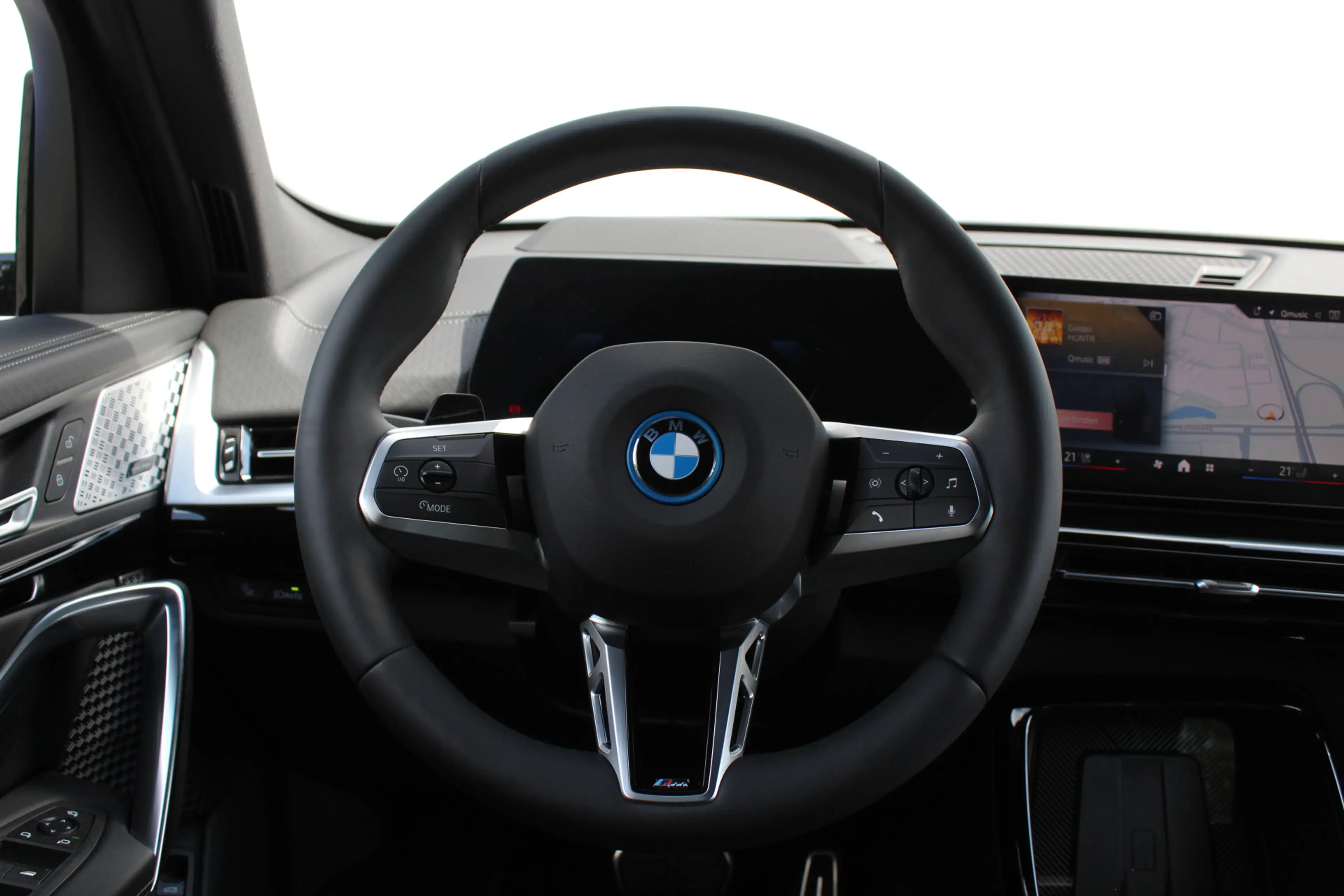 BMW iX2 eDrive20 M Sport / Panoramadak / Trekhaak / Sports — photo 6