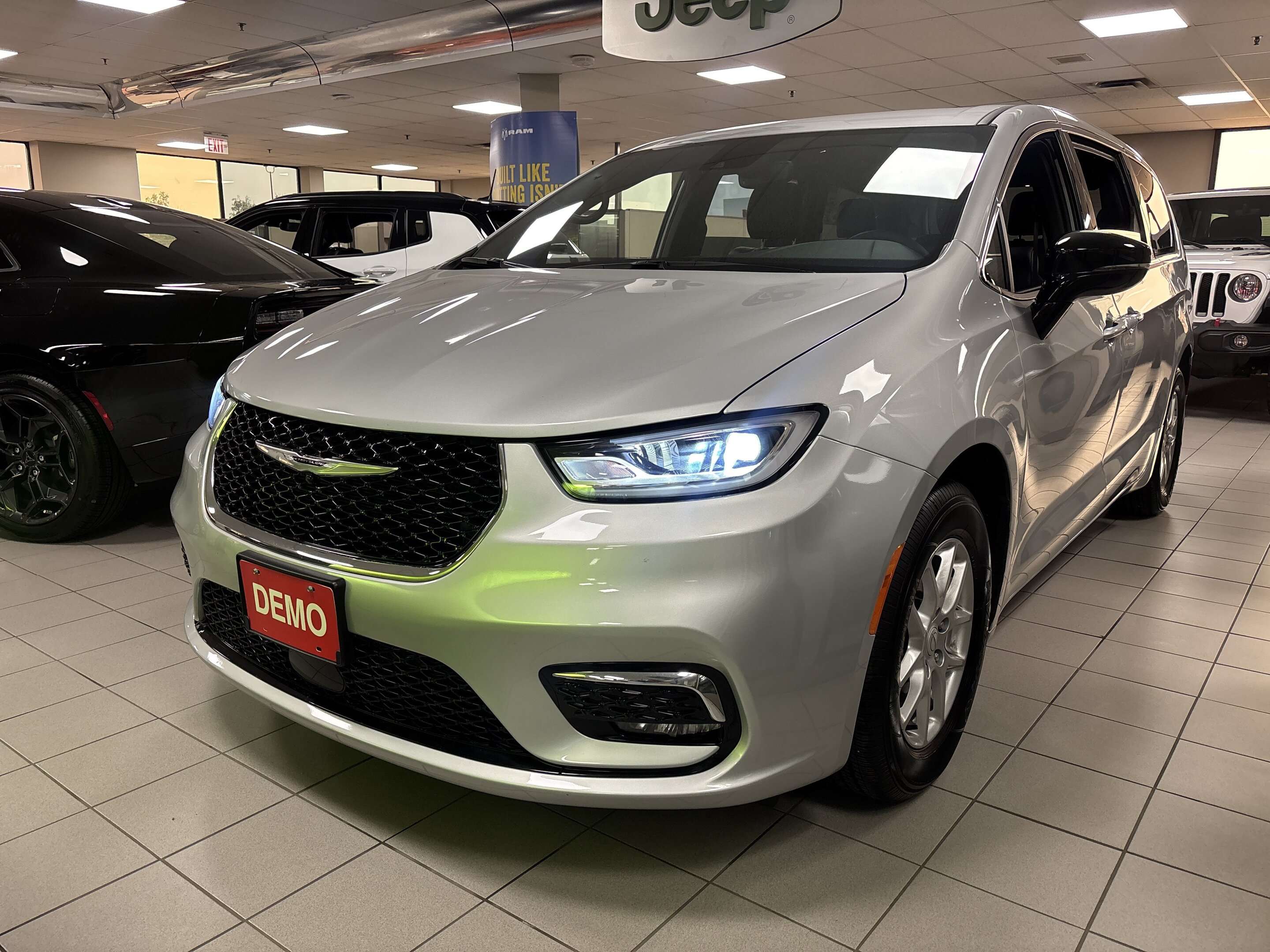 2026 Chrysler Pacifica Select FWD