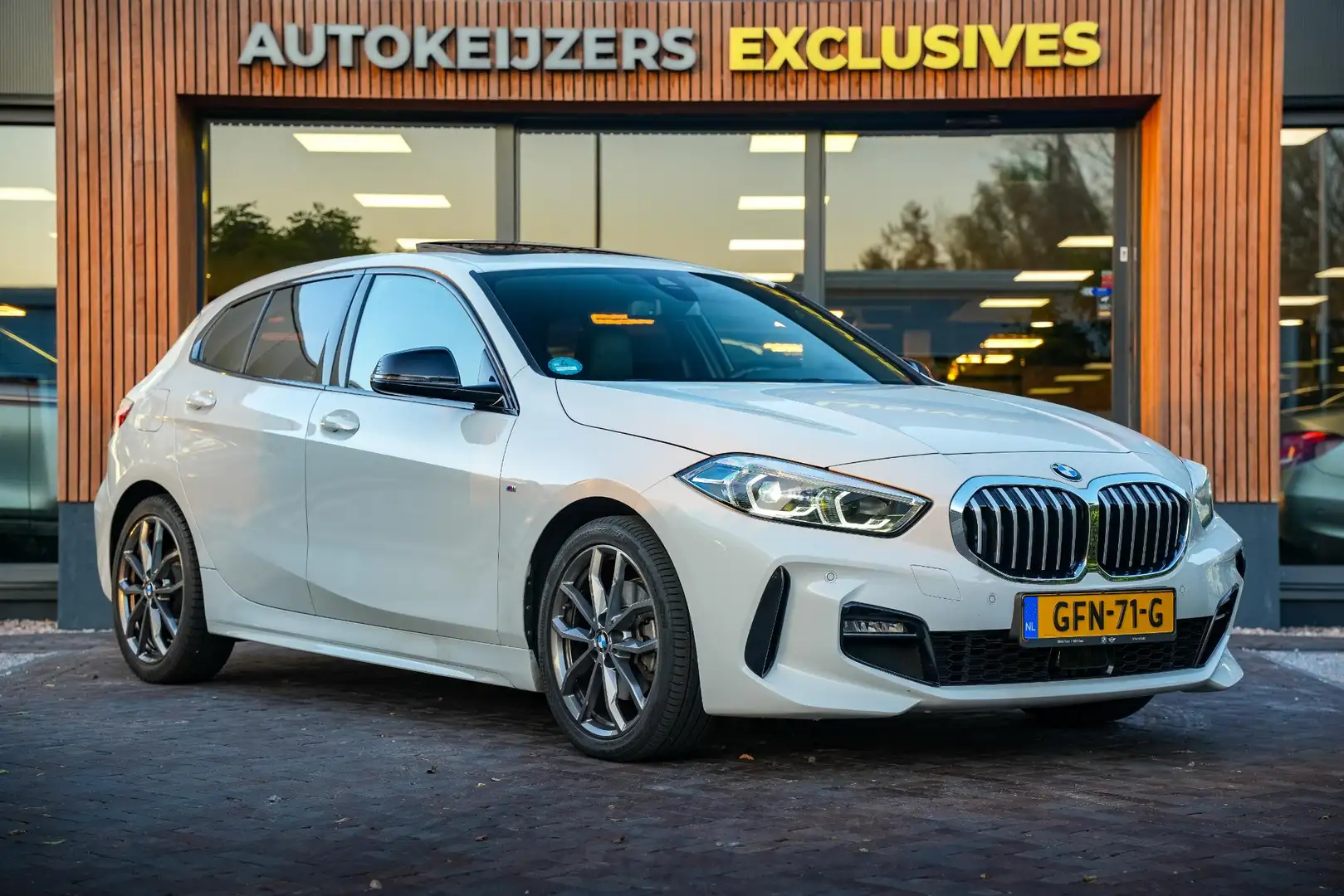 BMW 118 1-serie 118i Introduction Edition M Pakket Panodak Wit - 1