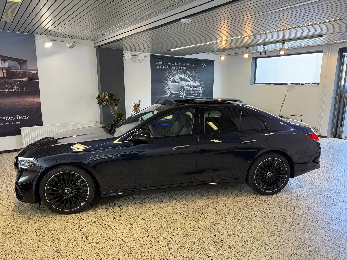 Mercedes-Benz E 200 AMG+NIGHT+PREMIUM+EXKLUSIV NAV/LED/PSD/LMR20/NP97! Bleu - 1