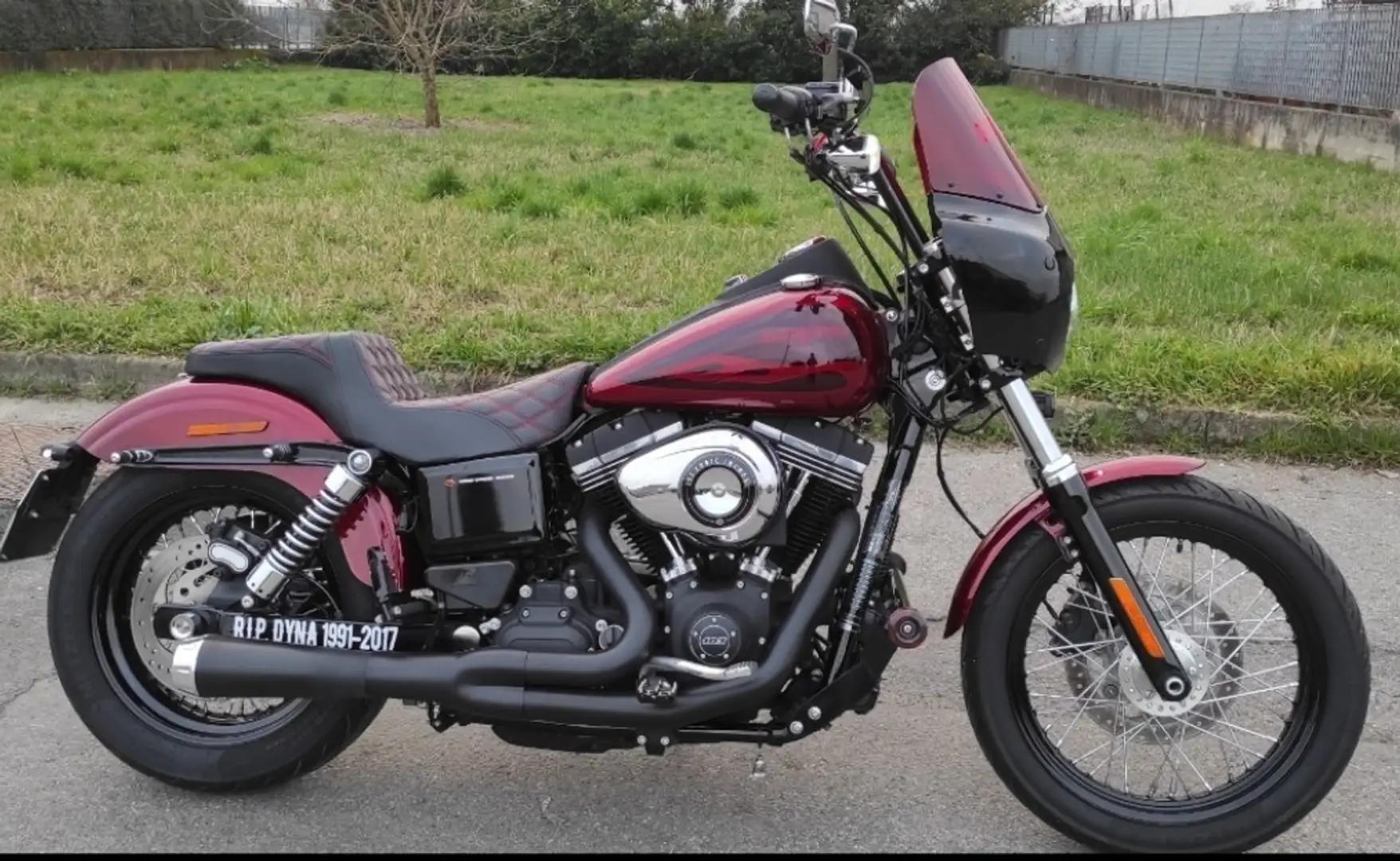 Harley-Davidson Dyna Street Bob Roşu - 1