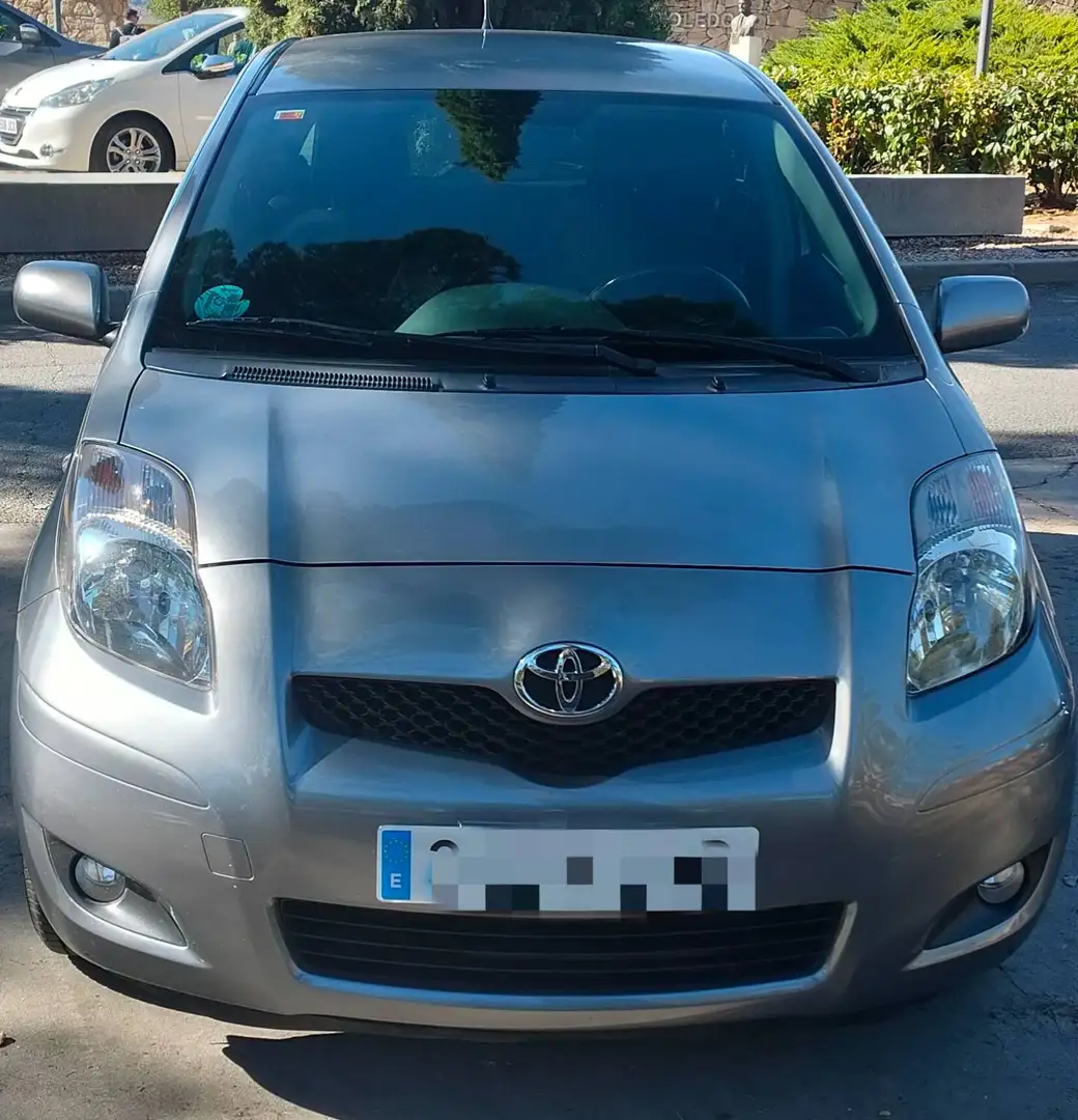 Toyota Yaris 1.33 5 Puertas Gris - 1