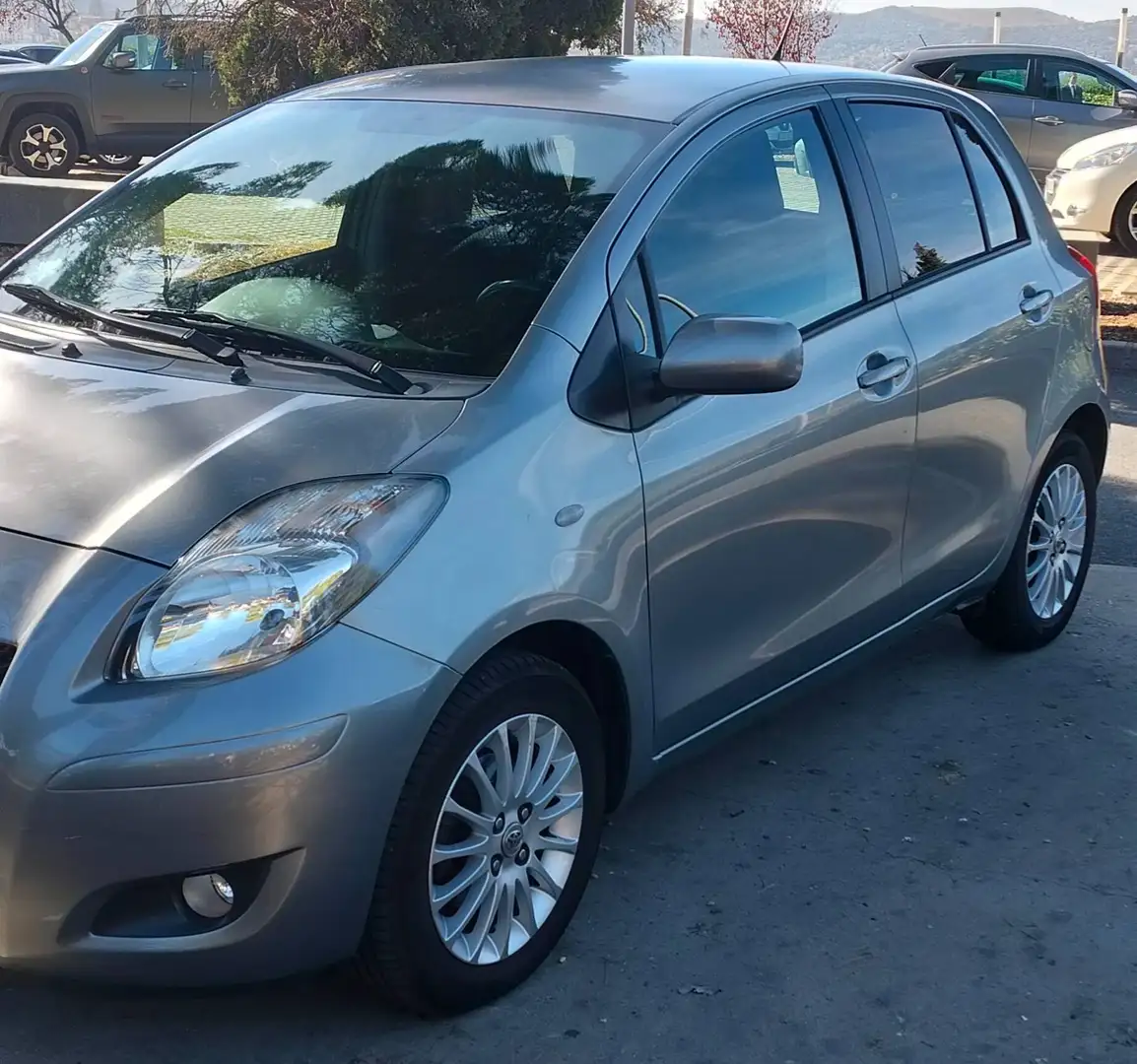 Toyota Yaris 1.33 5 Puertas Gris - 2