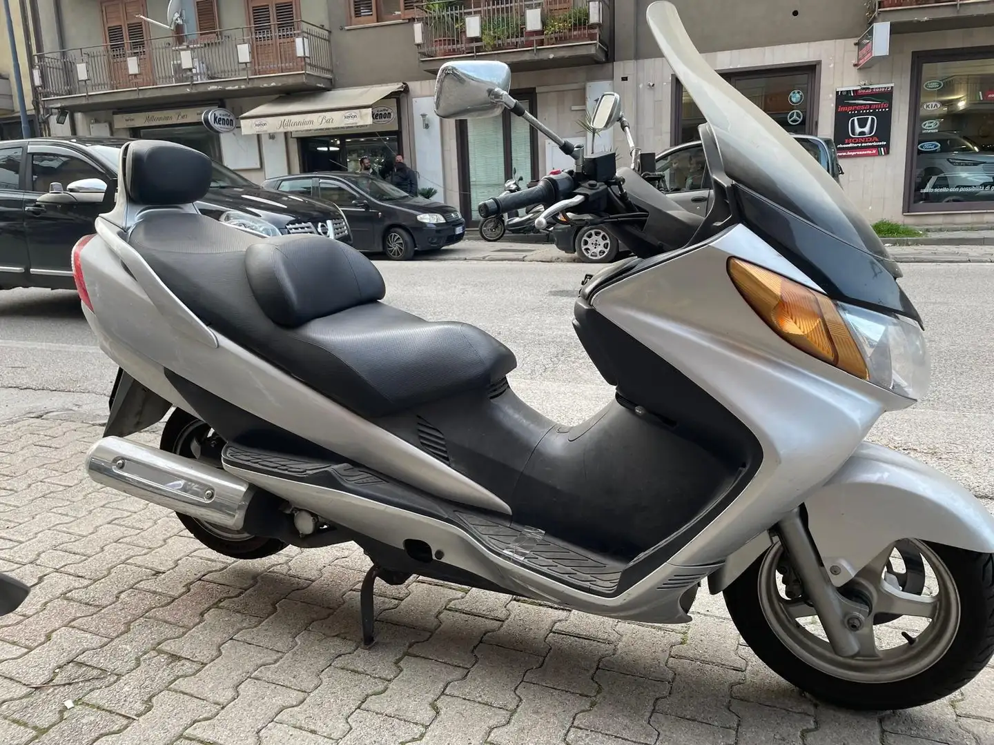 Suzuki Burgman 400 Argintiu - 1