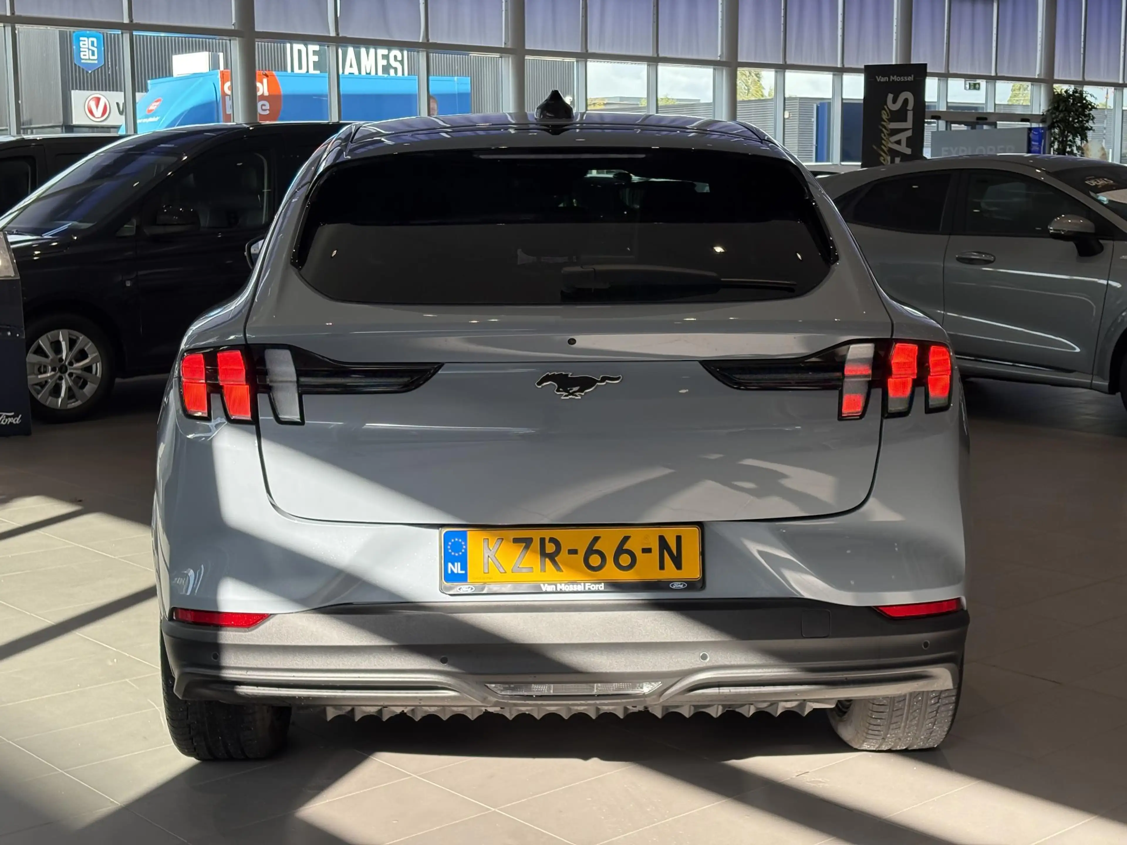 Ford Mustang Mach-E Extended Premium RWD 88 kWh — photo 6