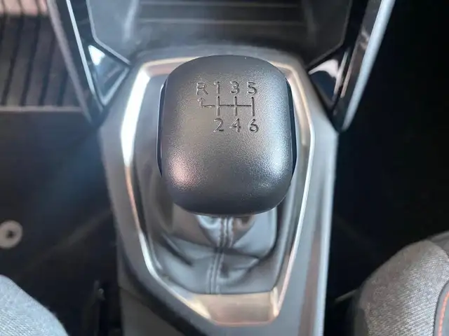 Peugeot 208 view 12