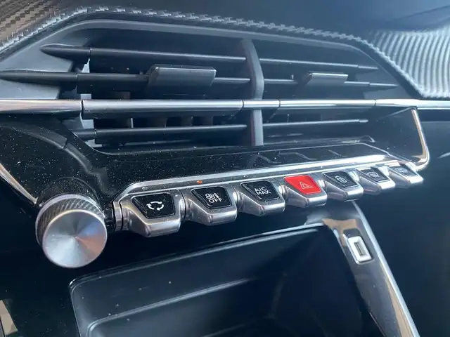 Peugeot 208 view 11
