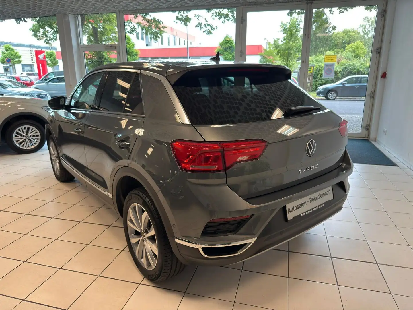 Volkswagen T-Roc 1.5 TSI DSG Style*ACC*AHK*LED*Navi*SHZ* Gris - 2