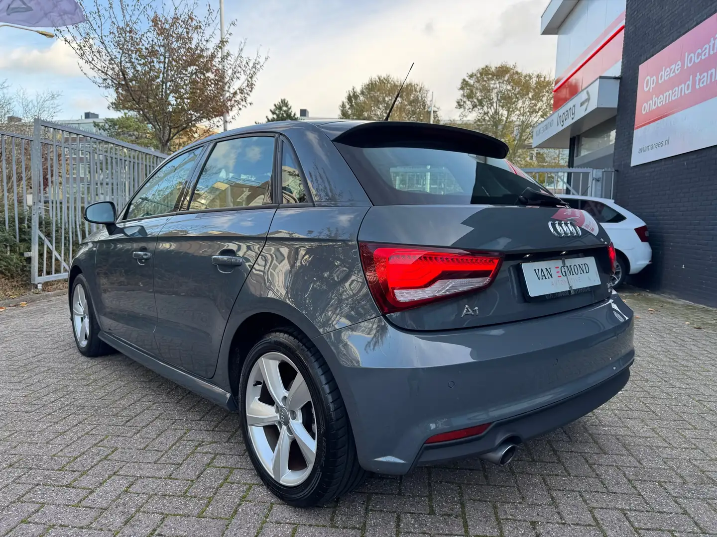 Audi A1 Sportback S-Line 1.0 TFSI Grijs - 2