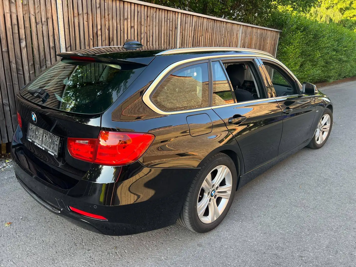 BMW 318 318d Touring Aut. Schwarz - 2