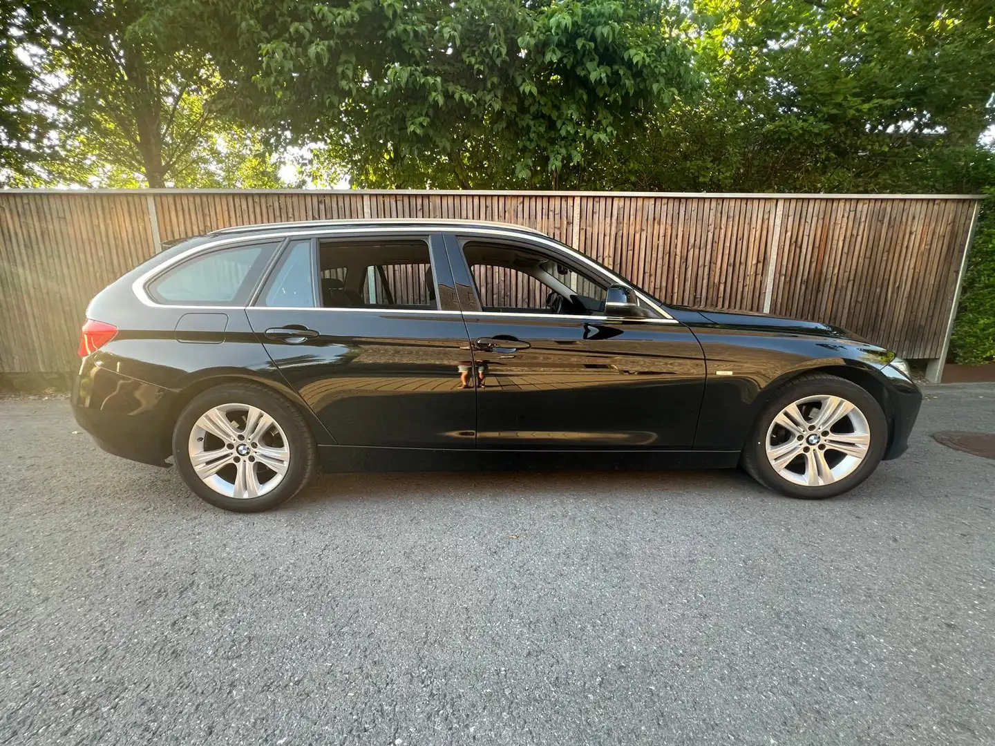 BMW 318 318d Touring Aut. Schwarz - 1