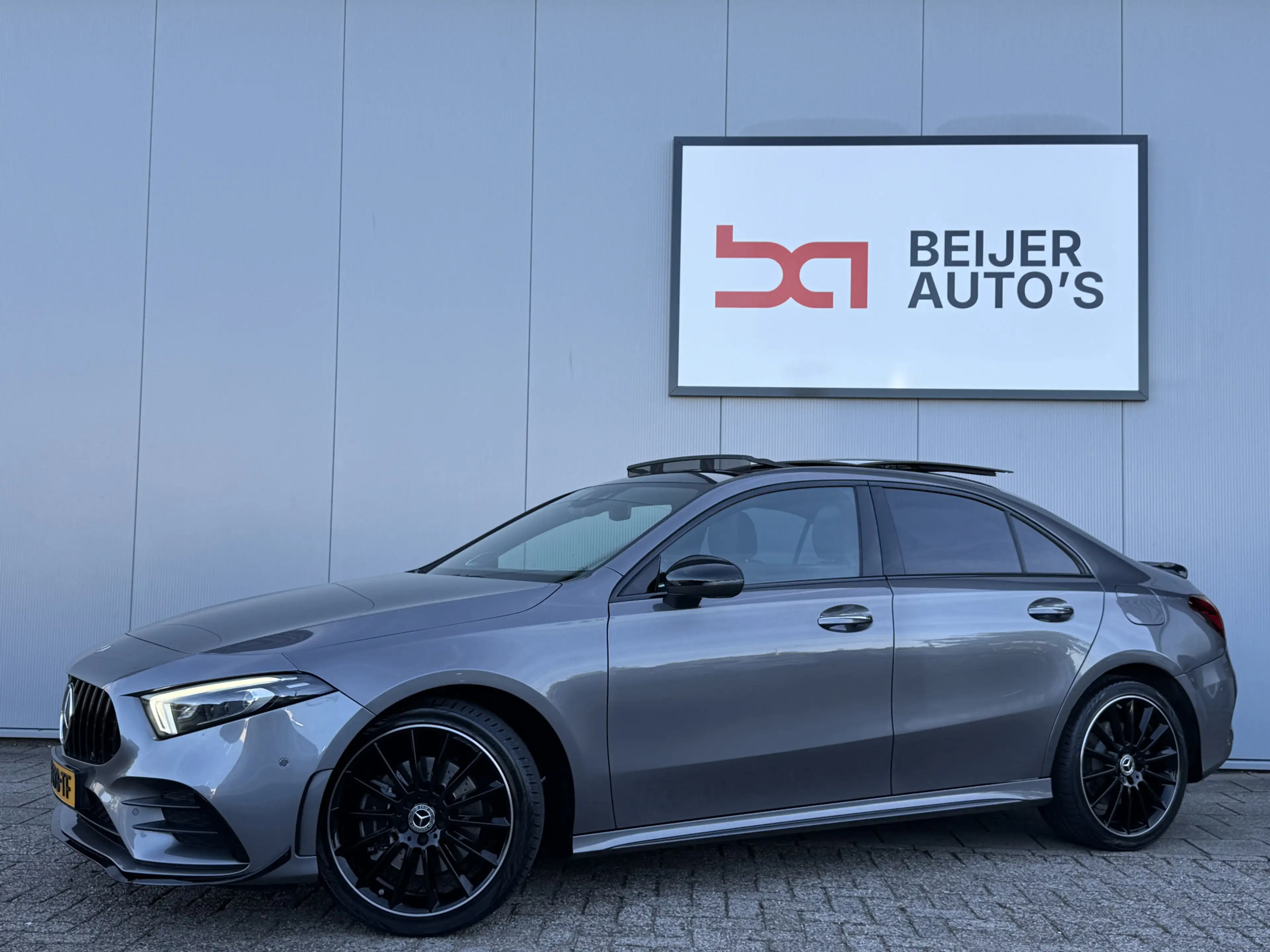 Mercedes-Benz A 250 e Premium Plus Automaat AMG-Pakket/SOH 97,5%.