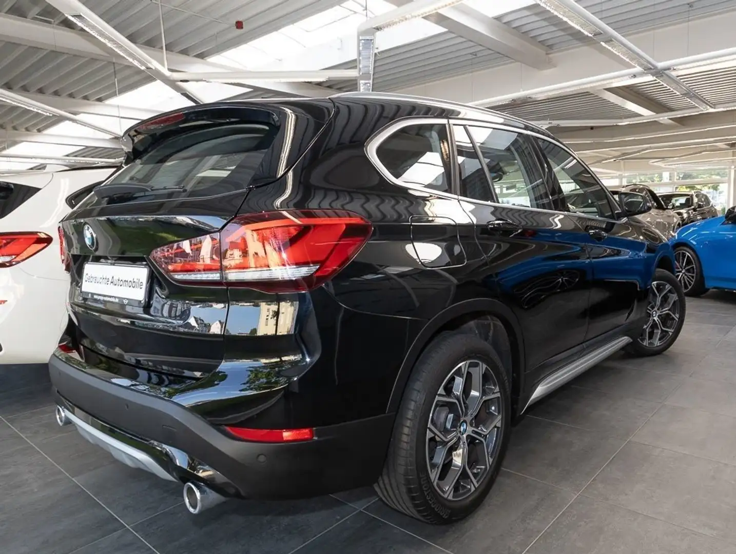 BMW X1 sDrive18d  xLine HiFi DAB LED RFK Navi Shz Zwart - 2