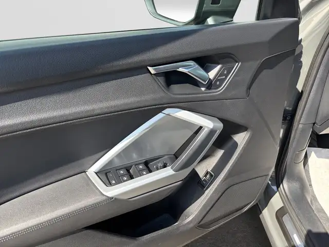 Audi Q3 view 14