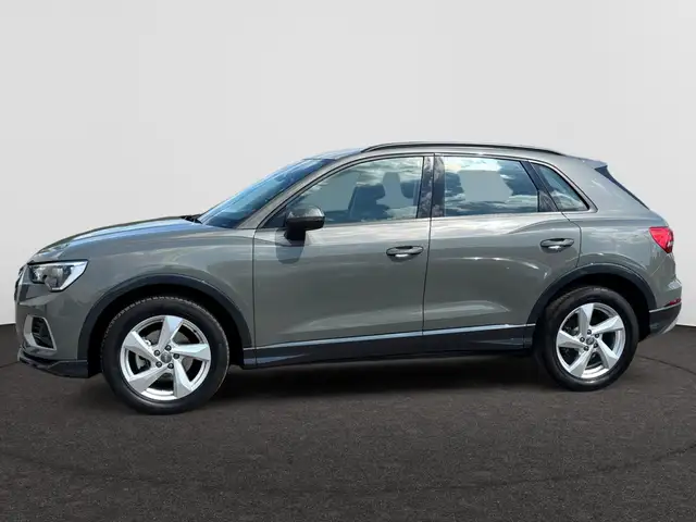 Audi Q3 view 8