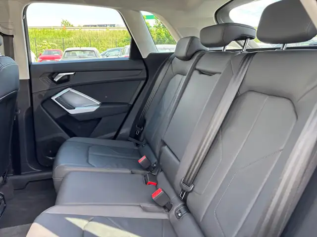 Audi Q3 view 15