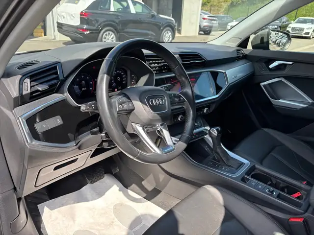 Audi Q3 view 12