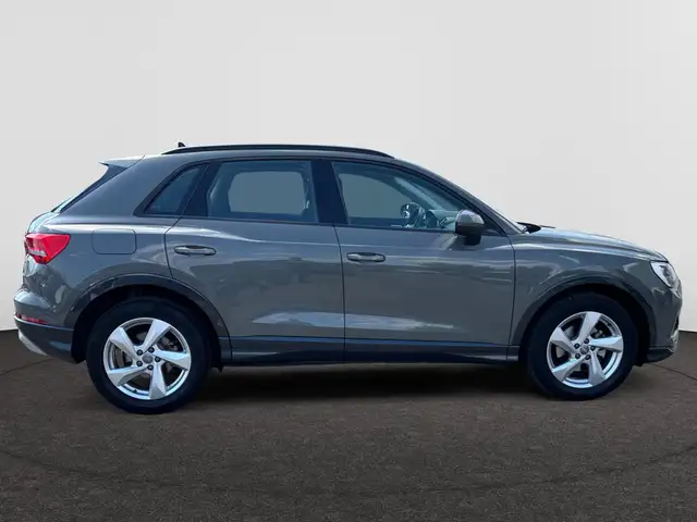 Audi Q3 view 7