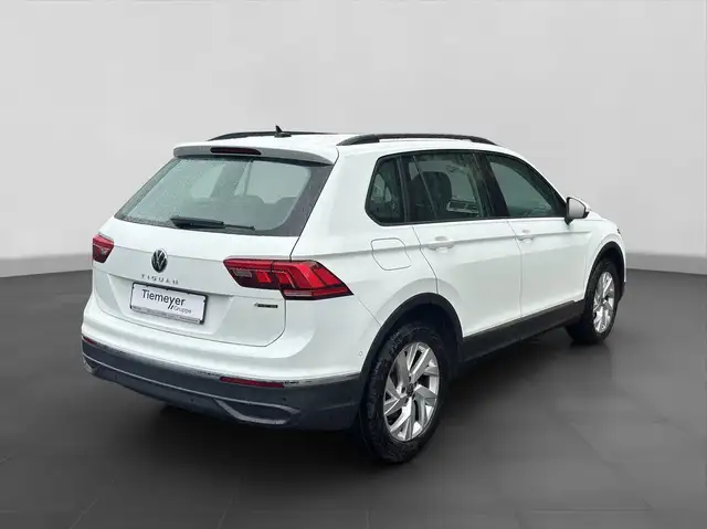Volkswagen Tiguan view 3