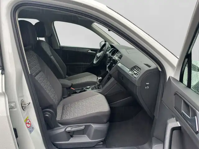 Volkswagen Tiguan view 4