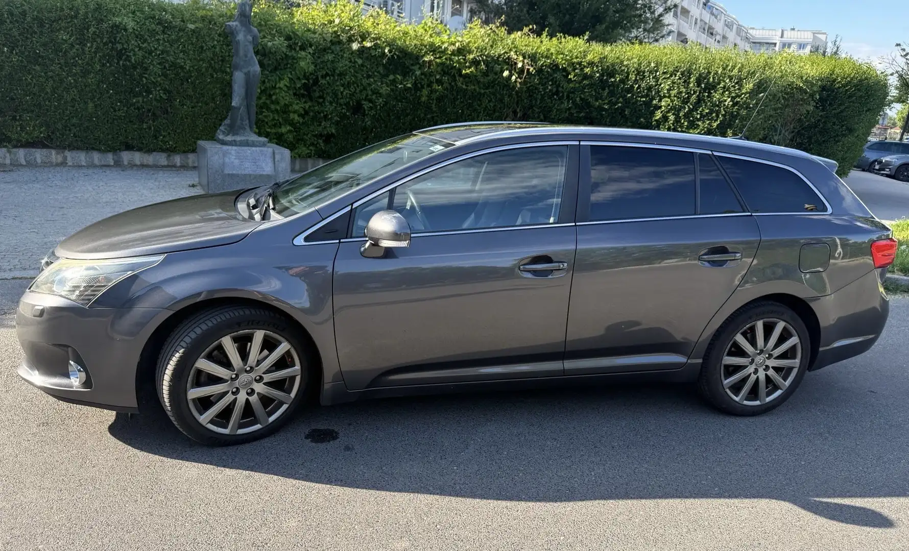 Toyota Avensis 2.2 D-CAT Executive Grau - 2