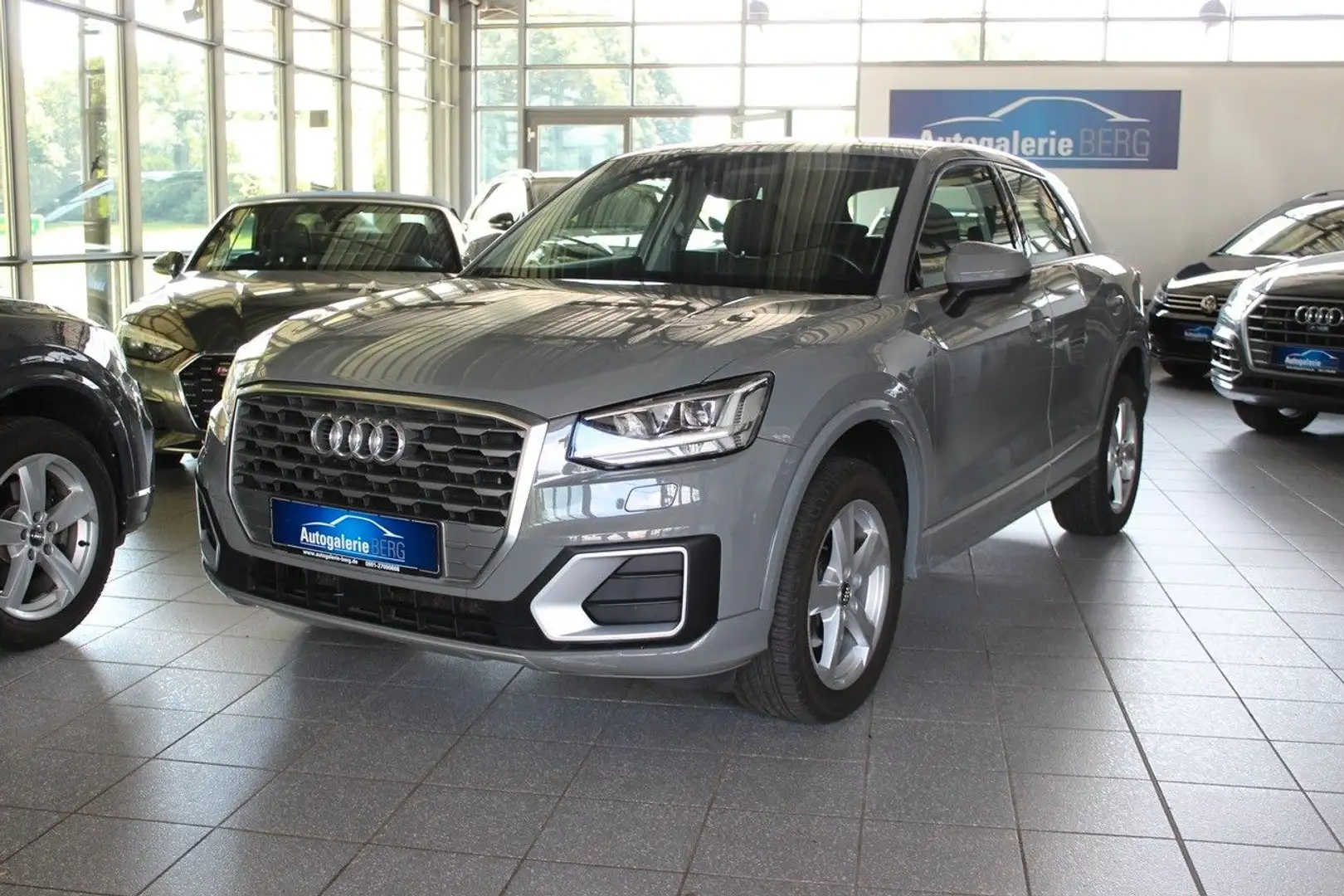 Audi Q2 35 TFSi S-tronic Sport AHK Navi LED Grau - 1