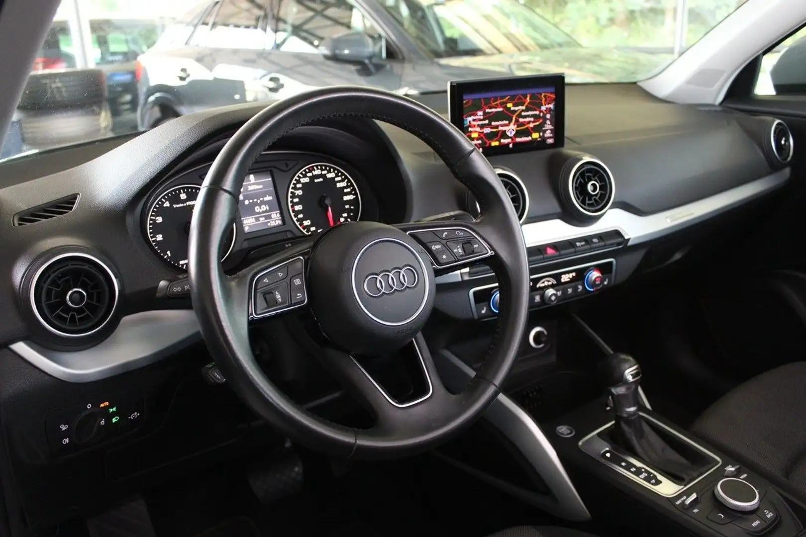 Audi Q2 35 TFSi S-tronic Sport AHK Navi LED Grau - 2