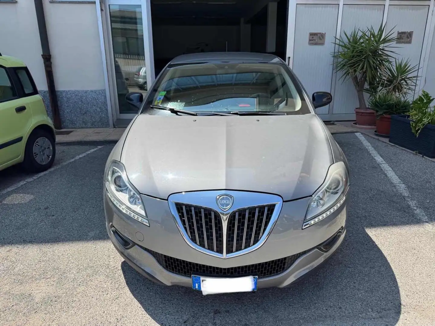 Lancia Delta 1.6 MJT DPF Gold Gris - 1