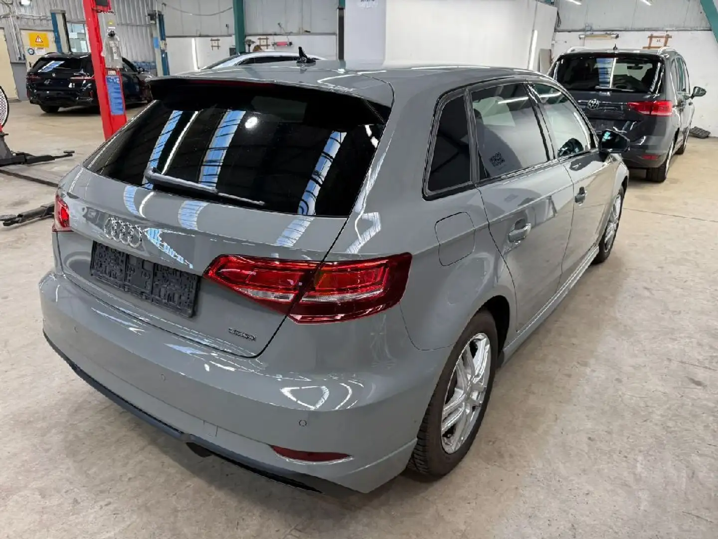 Audi A3 Sportback 40 TDI quattro sport AHK S Grau - 2