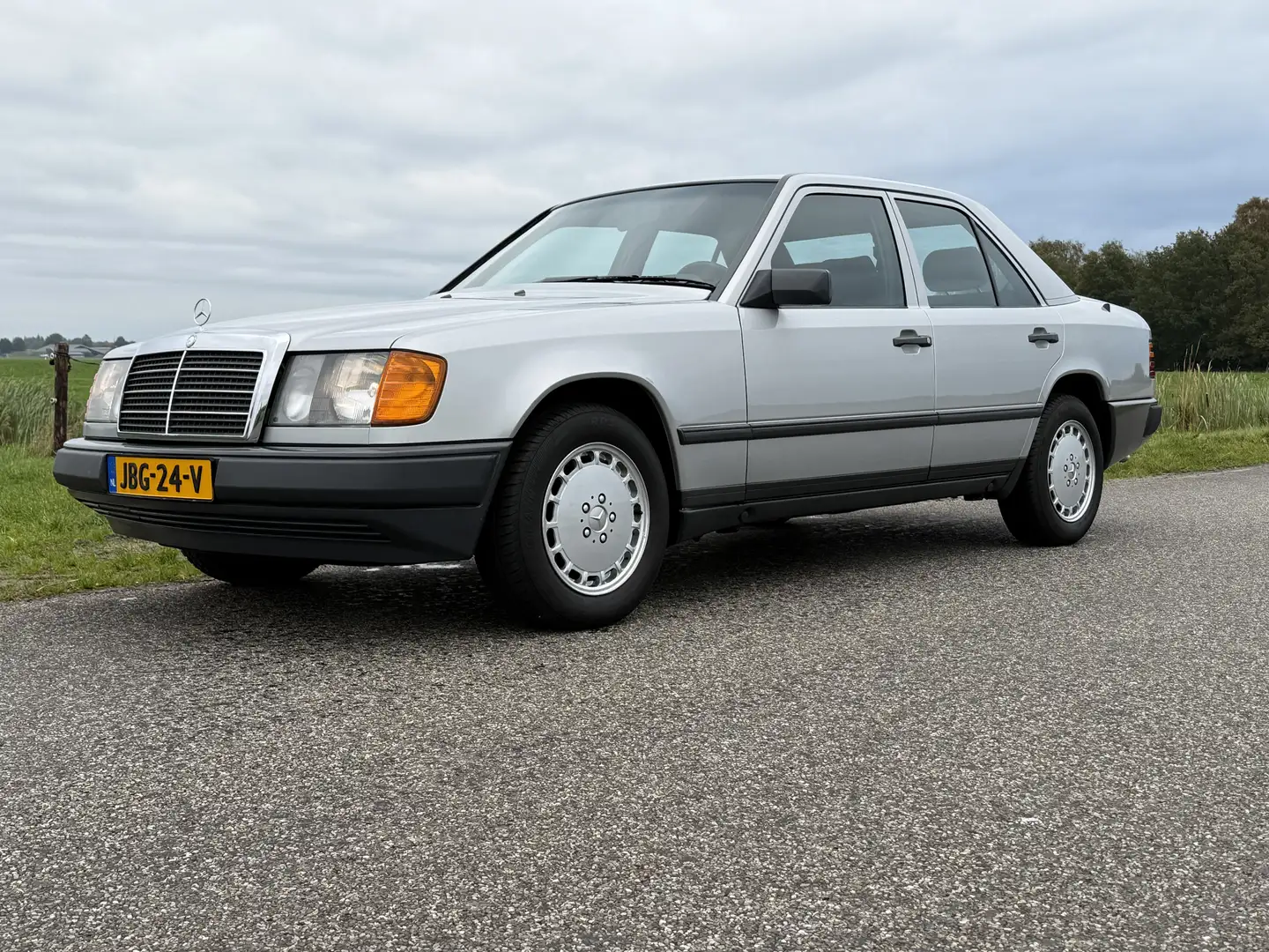 Mercedes-Benz E 260 | 73DKM | Roestvrij | Handgeschakeld | Airco - 1