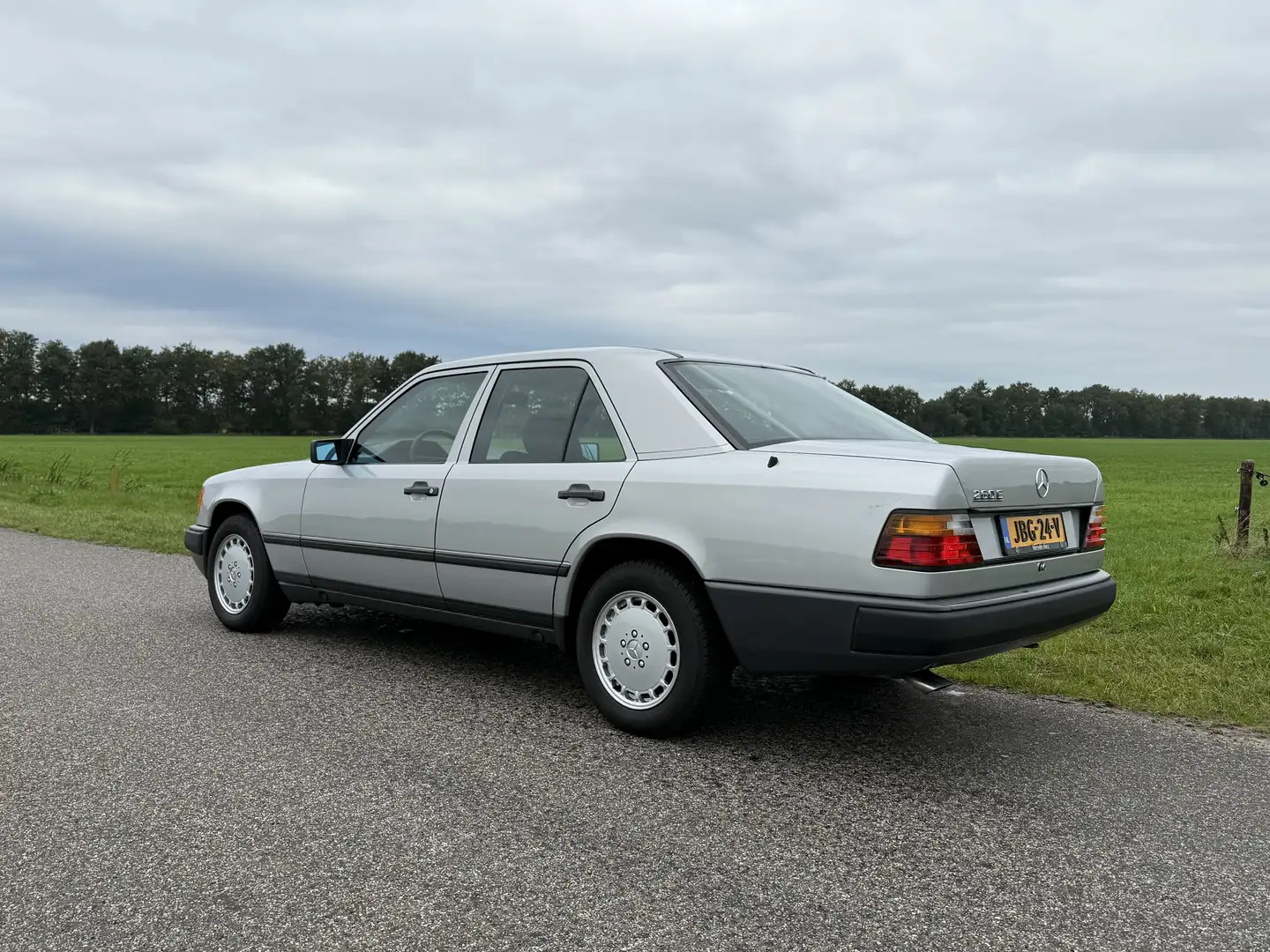 Mercedes-Benz E 260 | 73DKM | Roestvrij | Handgeschakeld | Airco - 2