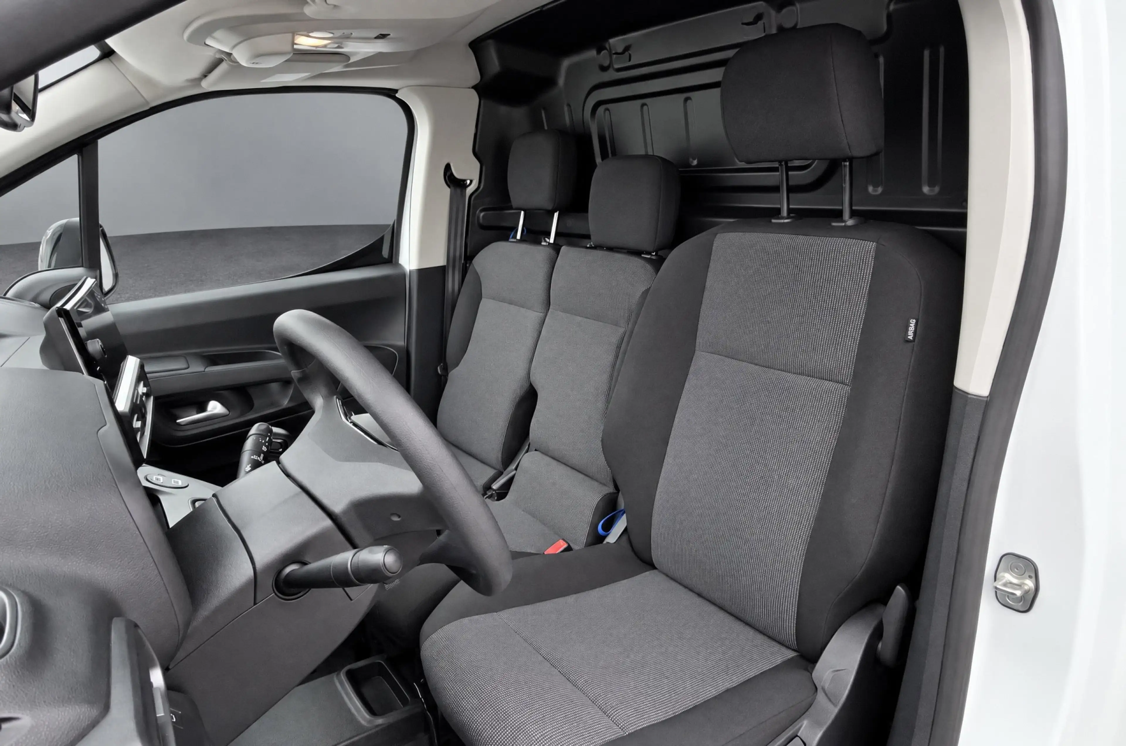 Fiat Doblo 1.5 BlueHDi 100 S&S L1 650kg / Navigatie by APP / — photo 9