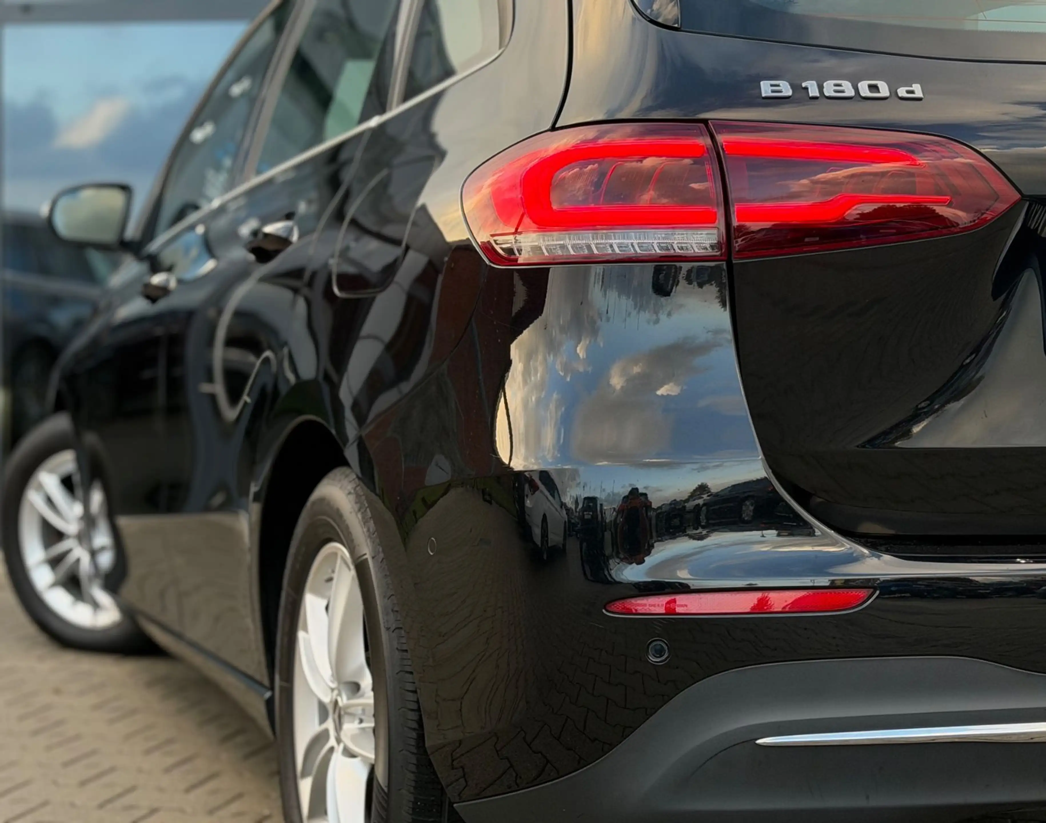 Mercedes-Benz B 180 d Style Automatik Kamera LED AHK CarPlay — photo 8