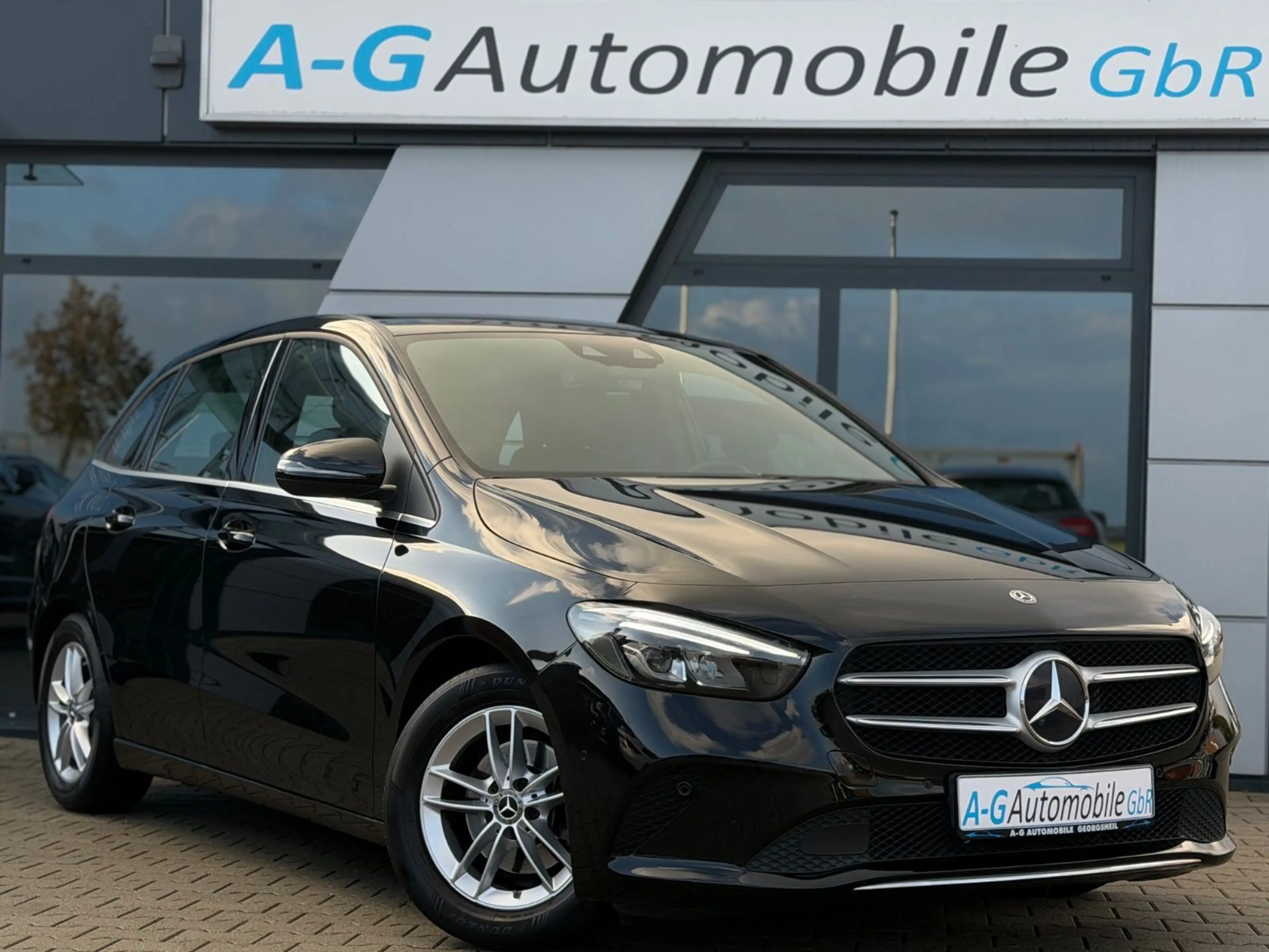 Mercedes-Benz B 180 d Style Automatik Kamera LED AHK CarPlay