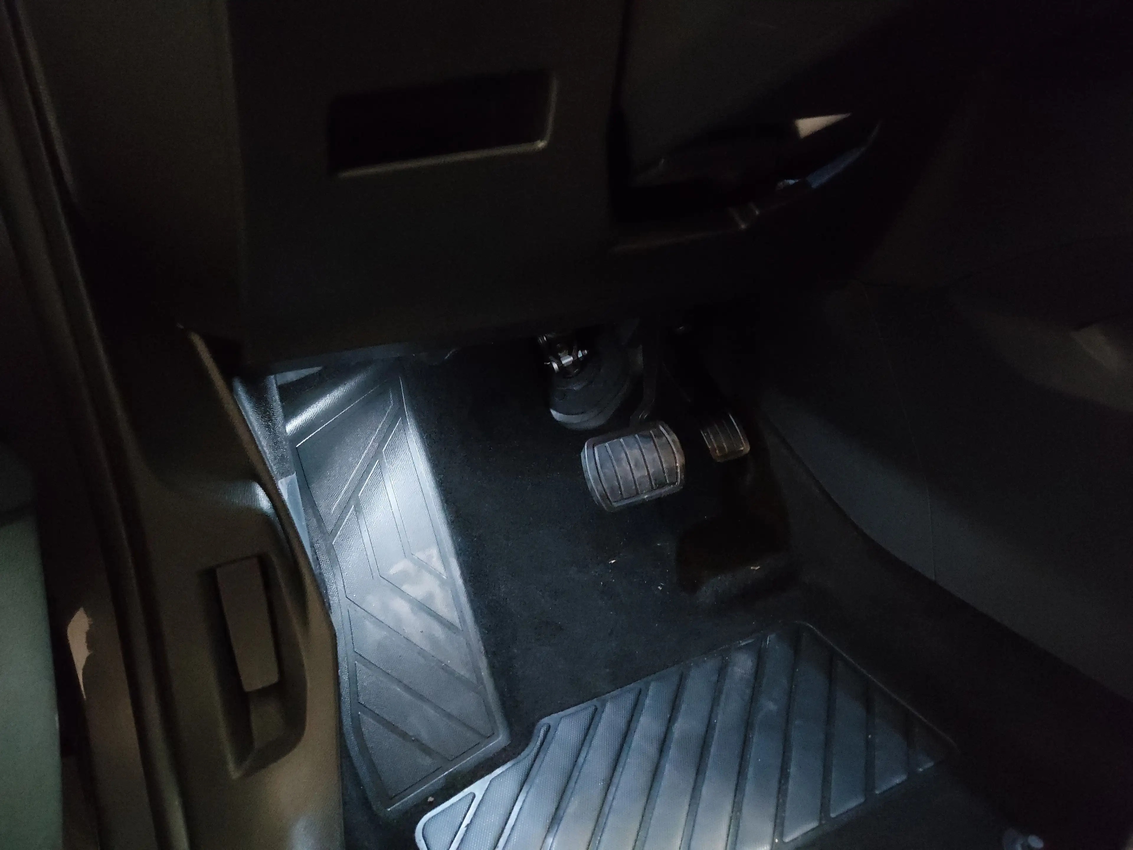 Peugeot 3008 Hybrid 225 T-Leder Navi LED — photo 7